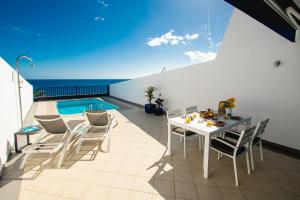 Basen w obiekcie FRONTLINE VILLA 25, Modern Coastal Design with Amazing Views lub w pobliżu