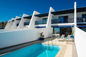 Blick auf eine Villa mit einem Pool in der Unterkunft FRONTLINE VILLA 25, Modern Coastal Design with Amazing Views in Puerto Calero