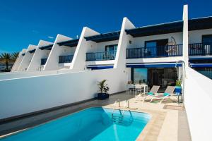 widok willi z basenem w obiekcie FRONTLINE VILLA 25, Modern Coastal Design with Amazing Views w mieście Puerto Calero