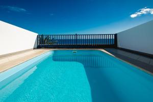Basen w obiekcie FRONTLINE VILLA 25, Modern Coastal Design with Amazing Views lub w pobliżu