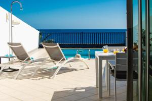 Balkon lub taras w obiekcie FRONTLINE VILLA 25, Modern Coastal Design with Amazing Views