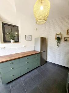 uma cozinha com um lavatório e uma bancada em Gite de charme au bord de l'Indre avec jacuzzi em Monts
