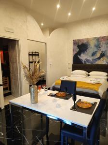 a room with a bed and a table with plates of food at Setteabbracci Suite & Apartments in Baronissi