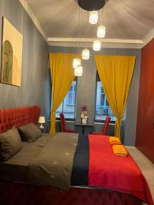 Galata Design Hotel في إسطنبول: غرفة نوم بسرير كبير مع بطانية حمراء