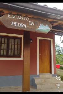 a house with a sign that reads endemic piedra delgado at Encanto da Pedra in Visconde De Maua