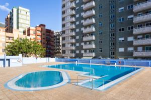 een zwembad in het midden van een gebouw bij Home2Book Candemar Ocean View in Candelaria