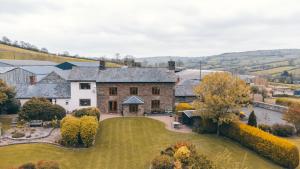 una vista aérea de una casa con patio en Llanhedric House en Clun