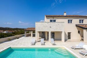 Hồ bơi trong/gần Villa Stina Jezera, Murter