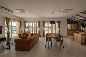 Nhà bếp/bếp nhỏ tại Villa Stina Jezera, Murter