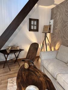 salon z kanapą i stołem w obiekcie Le Wabi-Sabi - T2 duplex - terrasse privée w mieście Vannes +4 zdjęcia