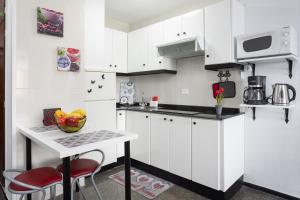 A kitchen or kitchenette at Home2Book Candemar Ocean View