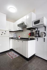 A kitchen or kitchenette at Home2Book Candemar Ocean View