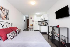een woonkamer met een bed en een keuken bij Home2Book Candemar Ocean View in Candelaria