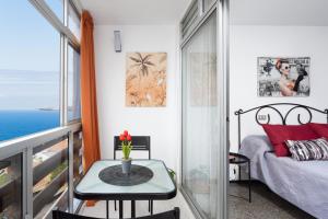 A bed or beds in a room at Home2Book Candemar Ocean View