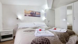 una camera da letto con un letto e asciugamani di Guest Holiday Mandra 12 e 13 a Reggio Emilia