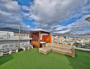Balcone o terrazza di Penthouse with private pool, hot tub jacuzzi with sea views and chill-out zone, close to the sea