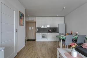 Kuchyň nebo kuchyňský kout v ubytování Beel Apartament w pierwszej linii brzegowej