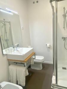 A bathroom at Pensión Residencia Fornos