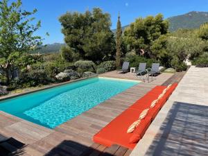 Basen w obiekcie Villa Terra Vecchia, 6 ou 12 personnes, vue imprenable, piscine chauffée lub w pobliżu