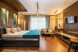 Habitación de hotel con cama y TV en Cube Suites, en Estambul