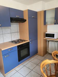a kitchen with blue cabinets and a stove at Monteurunterkunft Licherode 