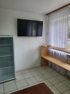 a room with a flat screen tv on a wall at Monteurunterkunft Licherode 