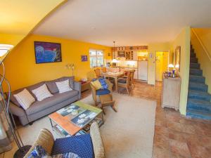 un salon avec un canapé et une table dans l'établissement Ferienwohnung Sonnenkoje, FeWo Vermittlung Nordsee, à Dangast