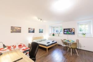 1 dormitorio con 1 cama y comedor en Cozy basement flat, SkyShowtime, 3 minutes to center, en Praga