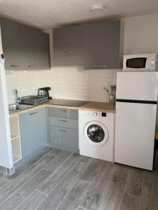 Kuchyňa alebo kuchynka v ubytovaní Appartement T2, terrasse, parking privé proche port et plages + 11 fotografií