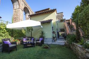 Taman di luar La Dimora dei Conti, Indulge in a Country Farmhouse Apartment with Jacuzzi Facing the Town!