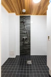 ルカにあるKotatie 6の黒と白のタイル張りのバスルーム(シャワー付)