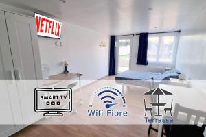 Posteľ alebo postele v izbe v ubytovaní Studio en rez de jardin avec terrasse privée - Le petit Château Avesnois - TV - WIFI - logement complet