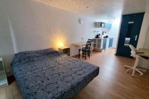 Kuchyňa alebo kuchynka v ubytovaní Studio en rez de jardin avec terrasse privée - Le petit Château Avesnois - TV - WIFI - logement complet