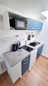 Kuchyňa alebo kuchynka v ubytovaní Studio en rez de jardin avec terrasse privée - Le petit Château Avesnois - TV - WIFI - logement complet