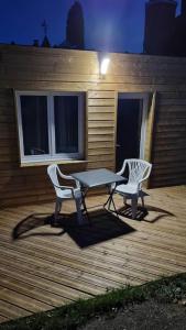 Fotografia z galérie ubytovania Studio en rez de jardin avec terrasse privée - Le petit Château Avesnois - TV - WIFI - logement complet v destinácii Avesnes-sur-Helpe