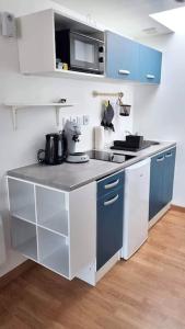 Kuchyňa alebo kuchynka v ubytovaní Studio en rez de jardin avec terrasse privée - Le petit Château Avesnois - TV - WIFI - logement complet