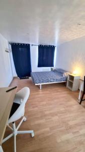 Posteľ alebo postele v izbe v ubytovaní Studio en rez de jardin avec terrasse privée - Le petit Château Avesnois - TV - WIFI - logement complet
