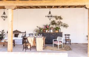 een kamer met een tafel en stoelen en een bed bij Casa Rural Majada del Conde in La Guardia