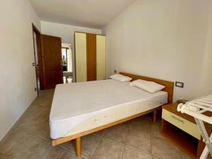 カステルサルドにあるResidence La Spigaのベッドルーム(大型ベッド1台、鏡付)