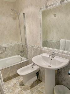 A bathroom at Pensión Residencia Fornos