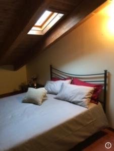 una camera da letto con un grande letto con cuscini rossi e bianchi di Chalet San Massimo a San Massimo
