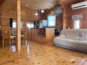 SetoAB1 Log House 愛知県的配有沙发和桌子的厨房和客厅