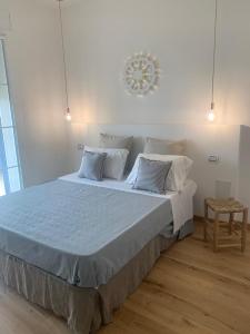 un letto grande in una camera da letto con un lampadario di Guest House Mela a Lecce