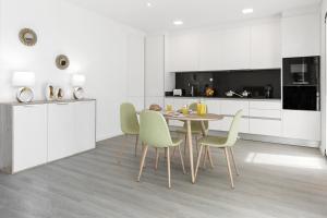 Un comedor con una mesa y sillas en una cocina. en Consolação Blue Paradise, en Consolacao