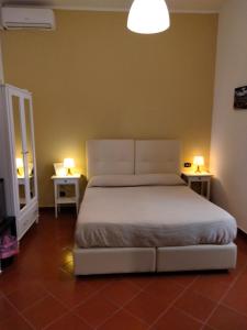 1 dormitorio con 1 cama y 2 mesas con lámparas en Dante Rooms en Nápoles