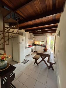 a kitchen with white appliances and a wooden ceiling at Flat Monte Castelo em Gravata PE in Gravatá