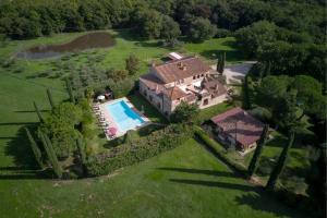 an aerial view of a house with a swimming pool at Appartamento il Pino in Rapolano Terme