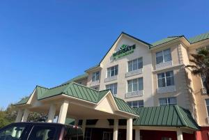 ein Hotel mit einem davor geparkt in der Unterkunft Wingate by Wyndham Savannah Gateway in Savannah