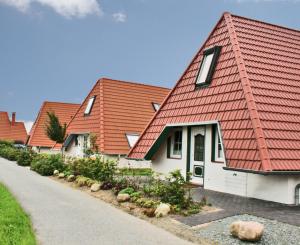 eine Reihe von Häusern mit roten Dächern in der Unterkunft OH 42 - Strandvogt Komfort in Dorum Neufeld