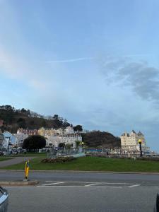 uma vista para uma rua com casas numa colina em Montclare em Llandudno